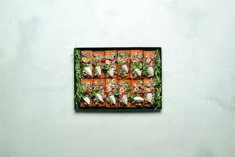 Tartine de gravlax de bœuf façon tartare